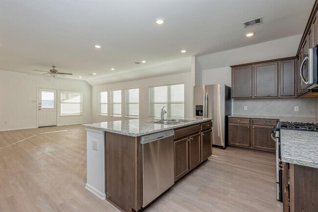 Building Photo - 5120 Twin Summit Dr