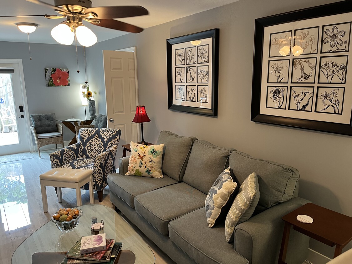 Living room - 2720 NE 1st Way