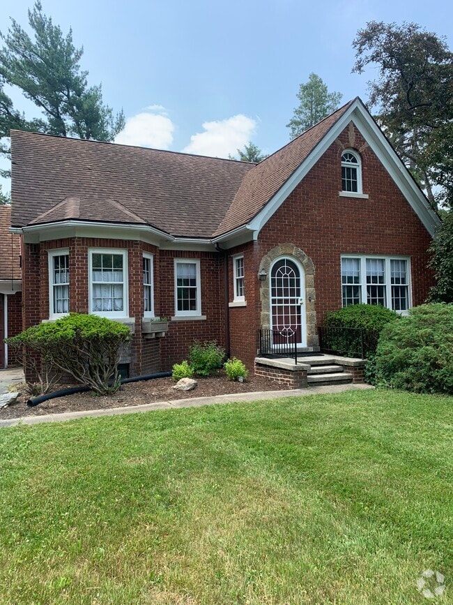 Wardcliff Heights Apartments for Rent with Hardwood Floors East