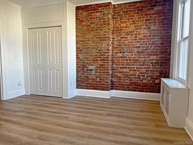 Building Photo - 19 Bridge St