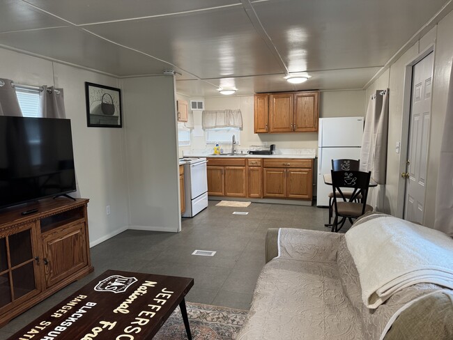 Building Photo - 60 Kraman Ln