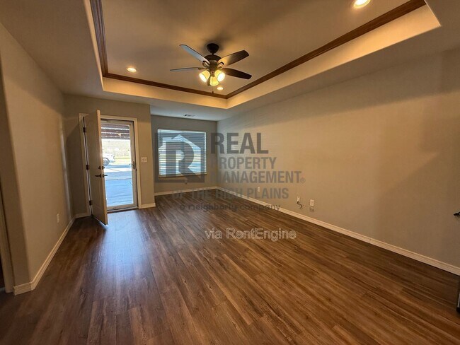 Foto del edificio - 13055 Raymond Rd
