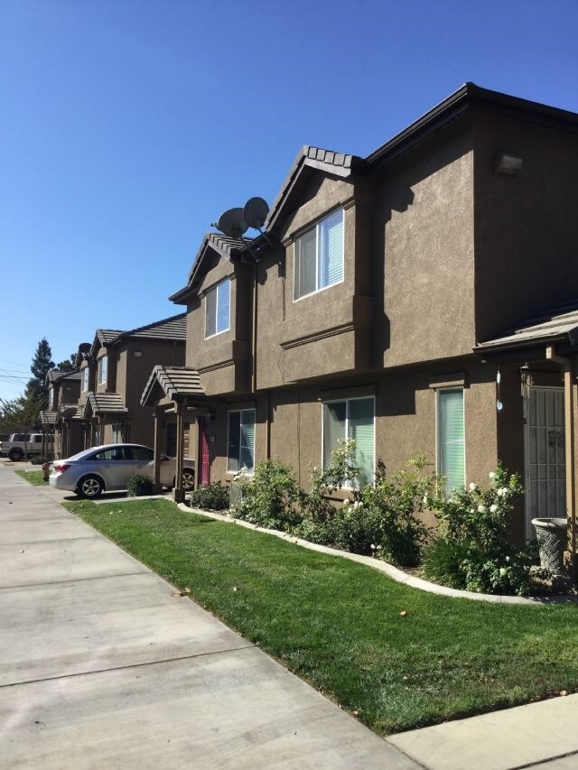 556 Vermont Ave, Turlock, CA 95380 Townhouse for Rent in Turlock, CA