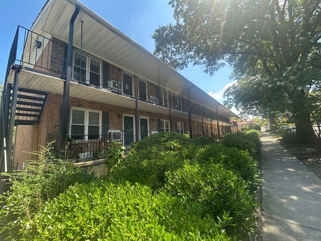 Building Photo - 1st Floor Renovated Apartment - Walk to Du...