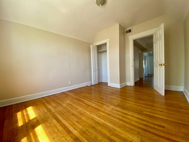 Building Photo - 2414 W Cullom Ave
