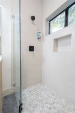 Building Photo - 709 Memorial Heights Dr