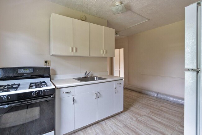 Building Photo - 5635-5639 NY-82