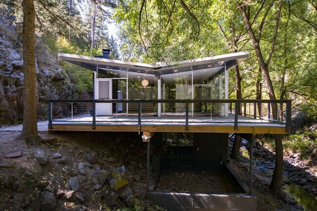 Foto del edificio - INCREDIBLE Mountain Home! 3BD/1BA- Availab...