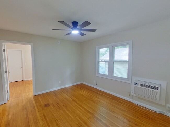 Foto del edificio - 1BR Duplex - All Appliances Included - $695.00