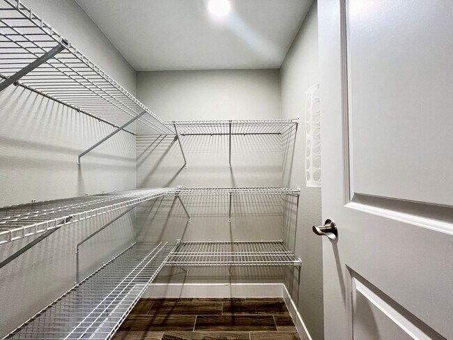 Foto del edificio - REMODELED 3BD/2.5BA TOWNHOUSE W/ 2-CAR GAR...