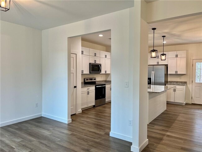 Building Photo - 24 Rocky Cir NE