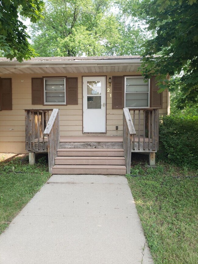 Building Photo - Spacious 3-Bedroom Home | Small-Town Living | Pet Friendly