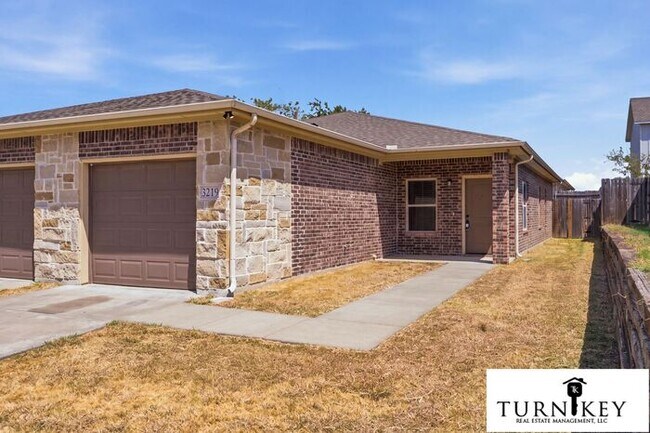 Building Photo - Fabulous 3BR/2BA Duplex | 9' Ceilings | Granite Kitchen | Private Fenced Yard!