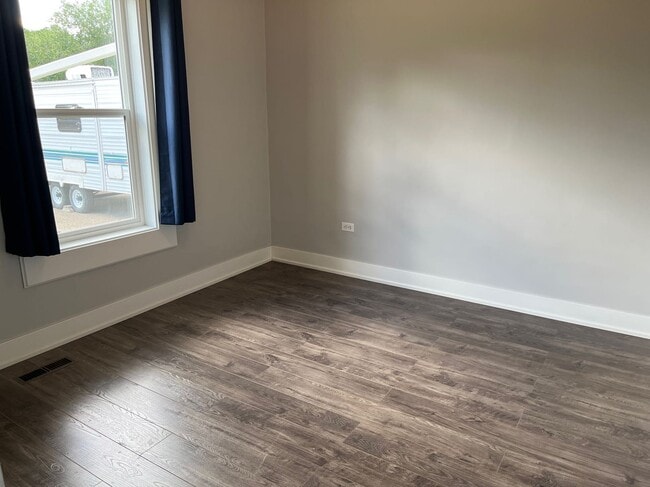 Building Photo - 2 Bed 1 Bath Unit in Red Deer, AB