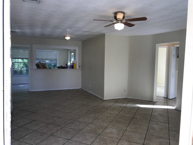 Building Photo - Large 3-1 house