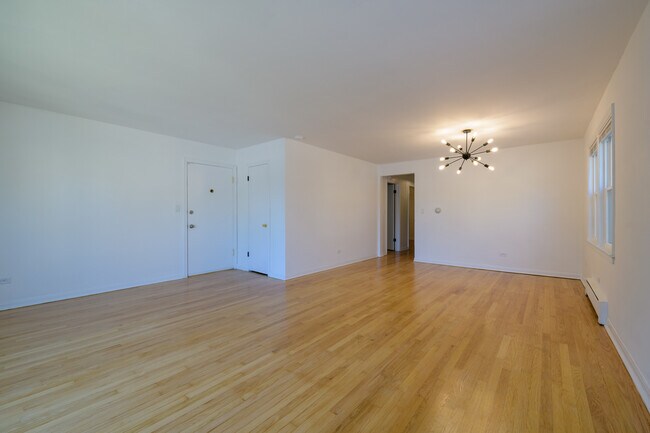 Building Photo - 5559 W Giddings St