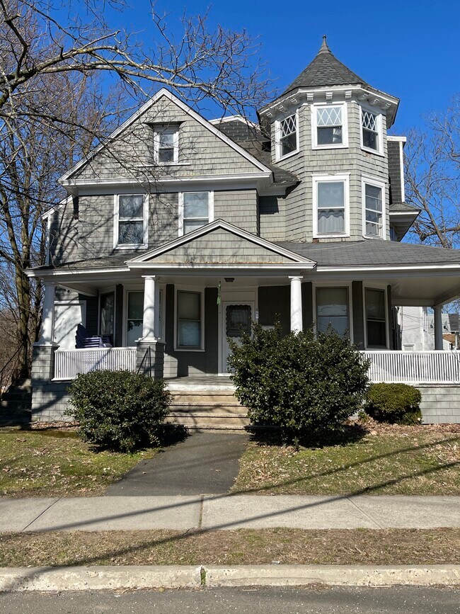 Building Photo - 207 Flax Hill Rd