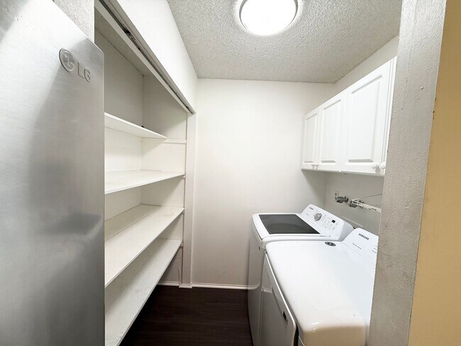 Foto del edificio - MOVE IN READY! Pacific Village- 3 Bd/ 2.5 Ba Town House