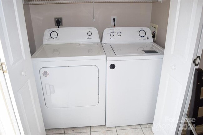 Foto del edificio - Fully furnished 2 bedroom, 1.5 bath townho...