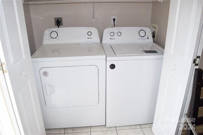Foto del edificio - Fully furnished 2 bedroom, 1.5 bath townhouse! Available 8/15
