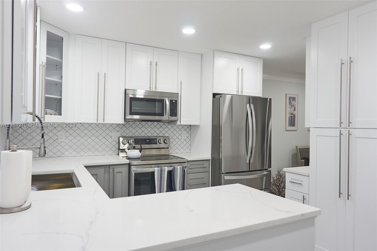 Primary Photo - 6095 N Sabal Palm Blvd