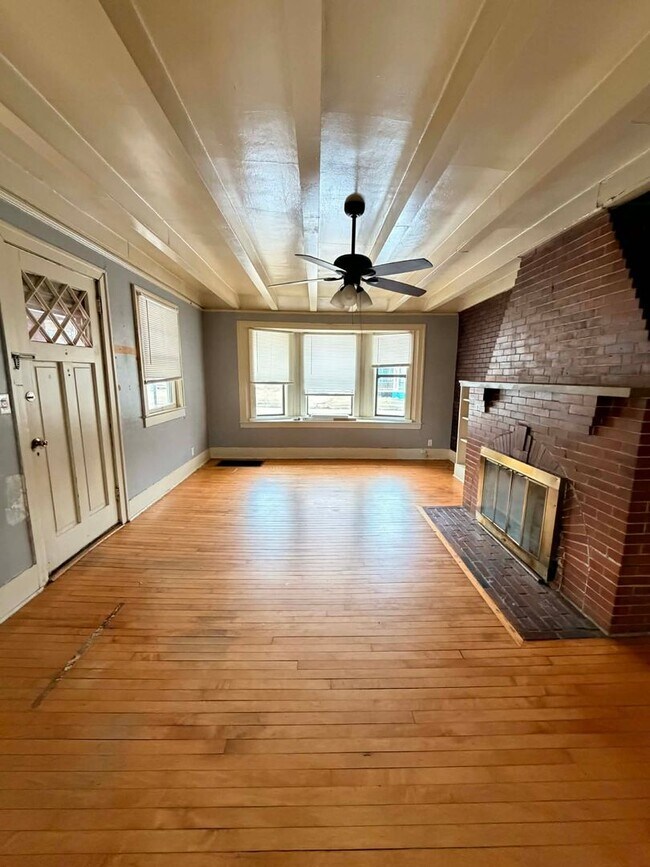 Foto del edificio - 1BR/1BA duplex in Joplin, MO with car shed, and extra room!!!