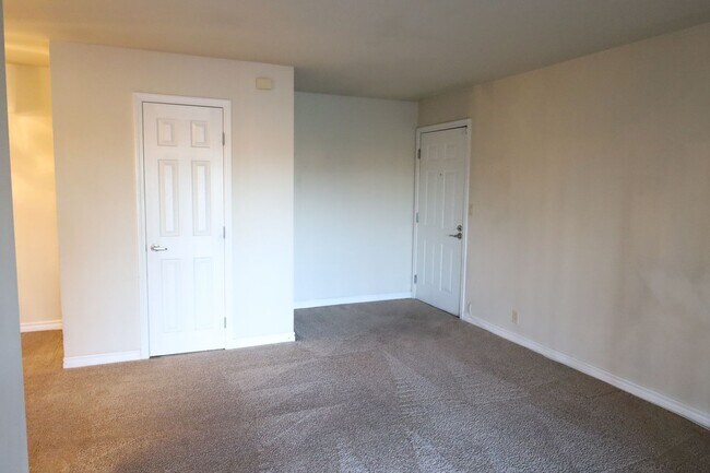 Building Photo - 1 Bedroom 1 Bathroom Condo inside Guard Ga...