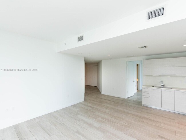 Foto del edificio - 45 SW 9th St