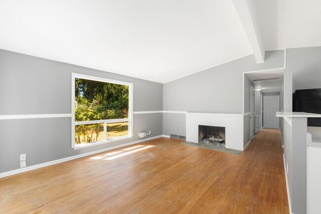 Building Photo - Rambler with Ideal Commuting Location in L...