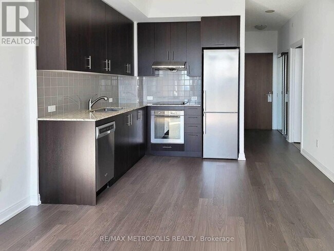 Photo du bâtiment - 255 Village Green Square