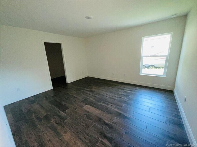 Foto del edificio - 7702 Lakeland Blvd