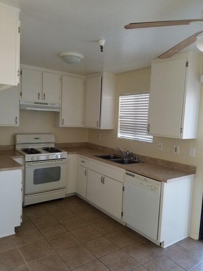 Building Photo - 13801 Yukon Ave