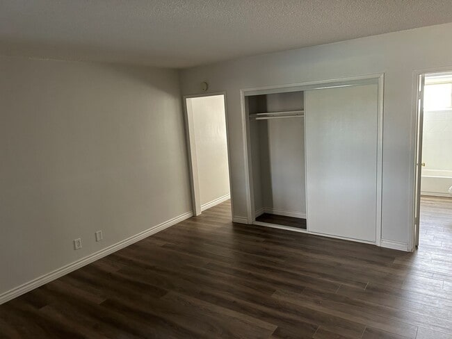 Building Photo - Studio apartment with all utilities paid!