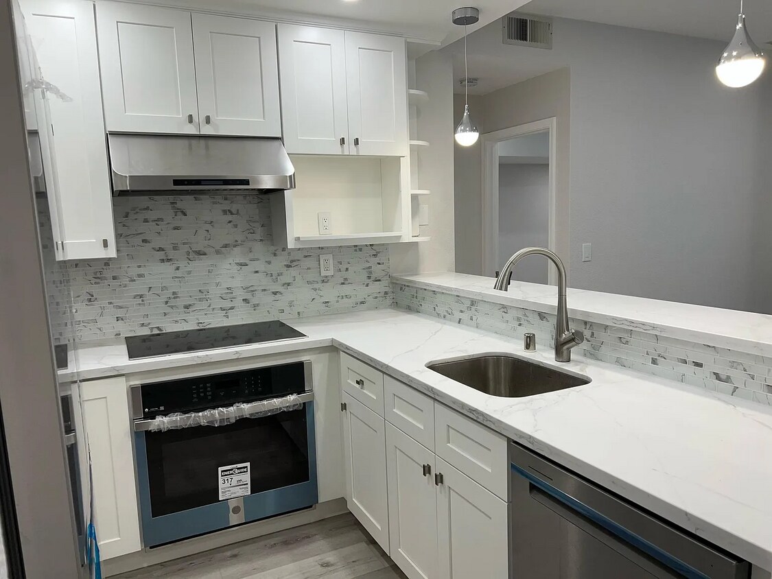 Foto principal - Completely renovated New hardwood floors.