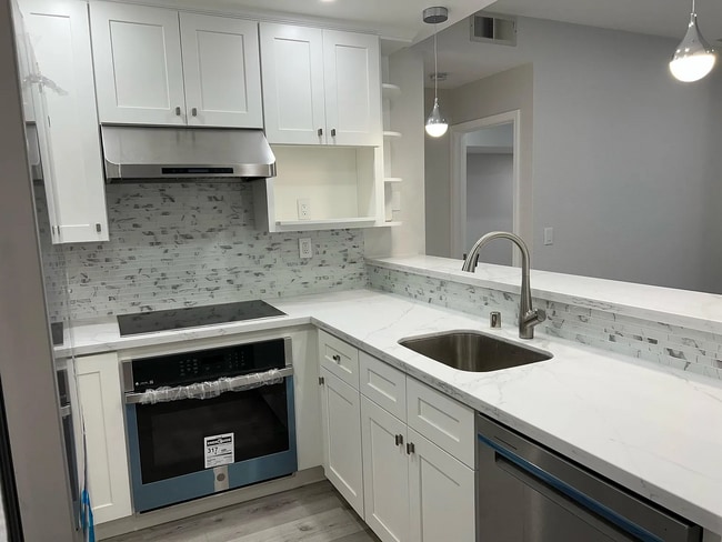 Completely renovated New hardwood floors. - Completely renovated New hardwood floors. Apartment