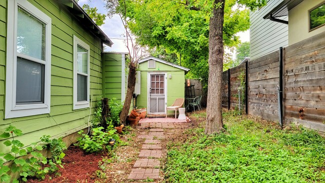 Building Photo - 709 W Live Oak St