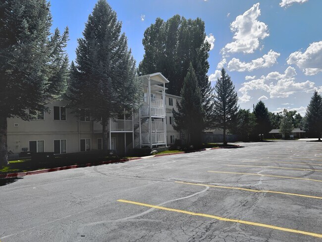 Foto del edificio - Pinetree Condominiums- Student Housing