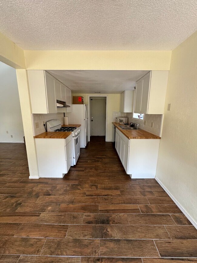 Building Photo - 3 Bedroom 2 Bath Beautiful home $ 1,750