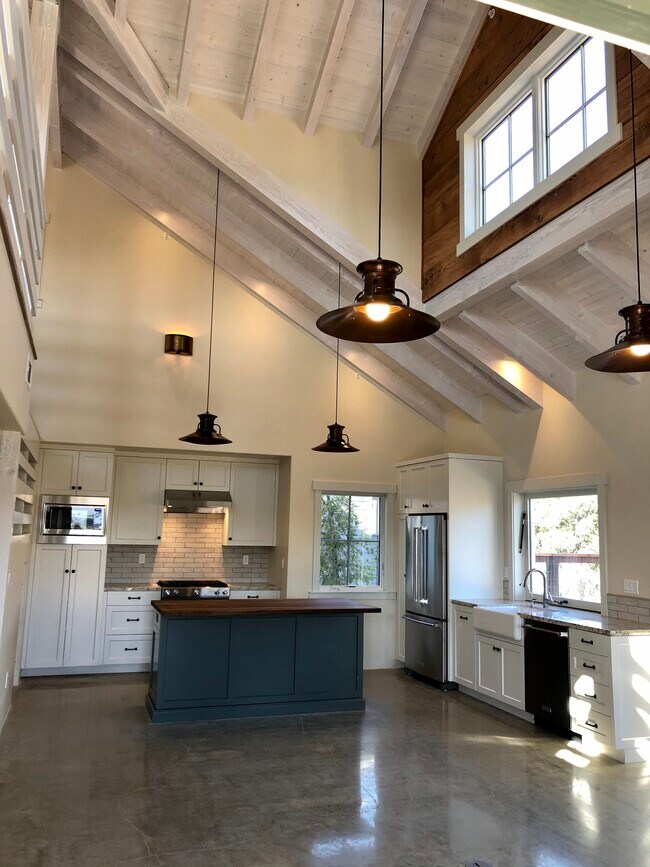 Great room + kitchen - 892 Cambridge Dr