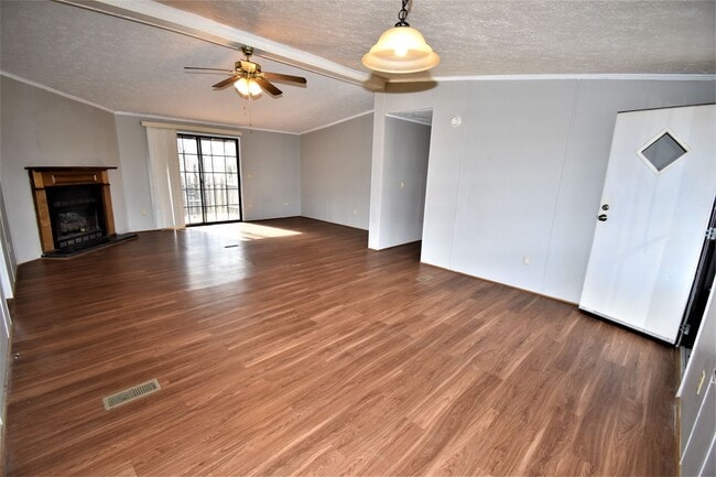 Building Photo - 3 Bedroom Pet Friendly Home For Rent in Th...