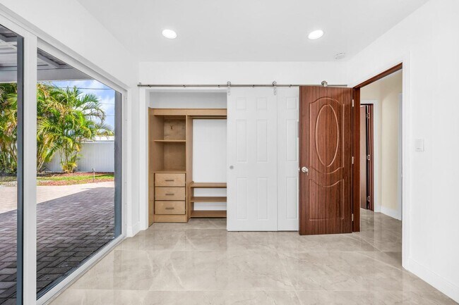 Foto del edificio - 461 NE 44th St
