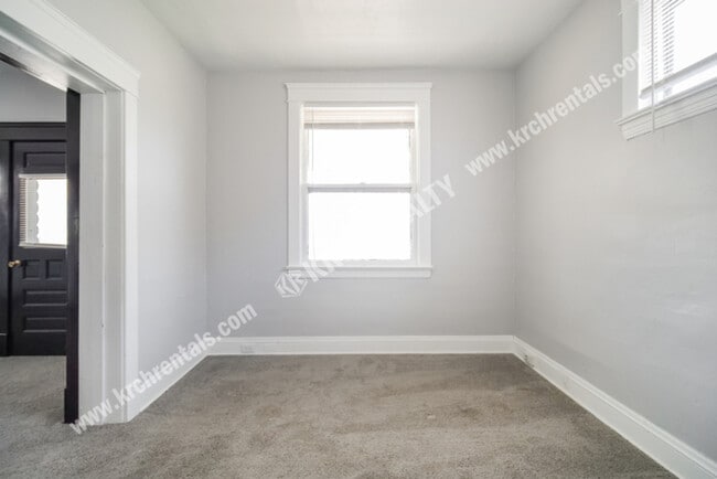 Building Photo - 2-Bedroom Unit Located in Broadway - Slavi...