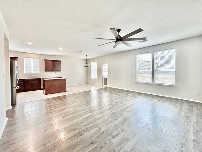 Foto del edificio - Beautiful two story home with flex space a...