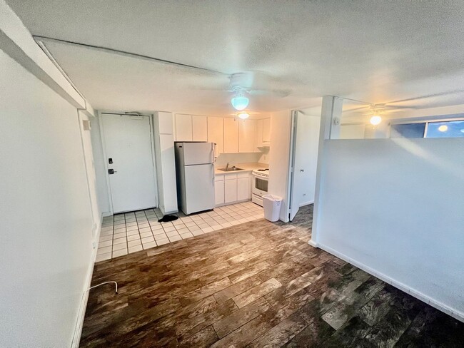 Building Photo - Five Regents/1 BD/1 BA/1 PK