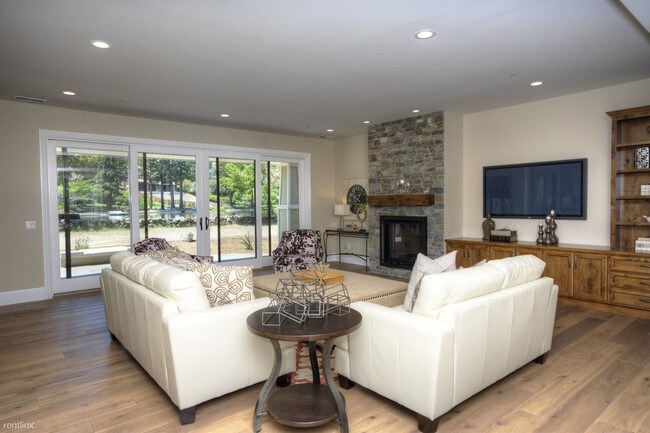 Foto del edificio - 1090 Lakeview Way