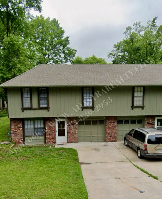 Foto principal - Cozy 2 Bed 1 Bath Duplex in KCMO-Coming SO...