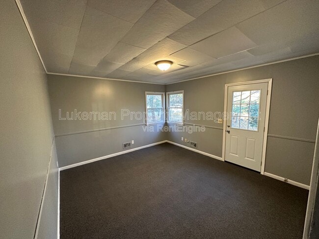 Building Photo - 714 Village St