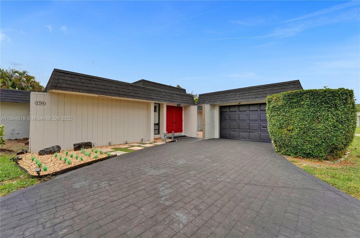 Foto principal - 5708 Mulberry Dr