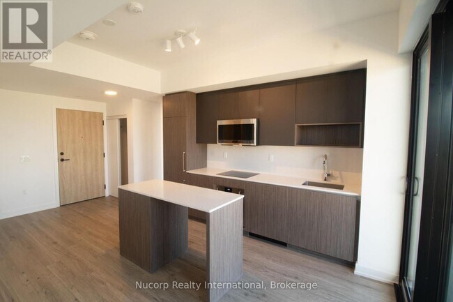 Building Photo - 799 The Queensway