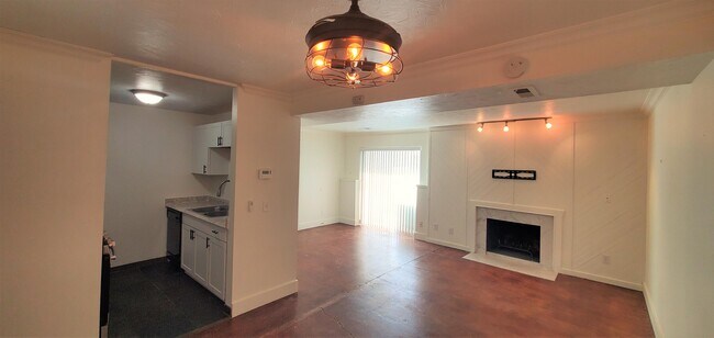 Building Photo - 425 E Creekside Cir